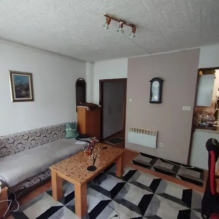 H Apartment *